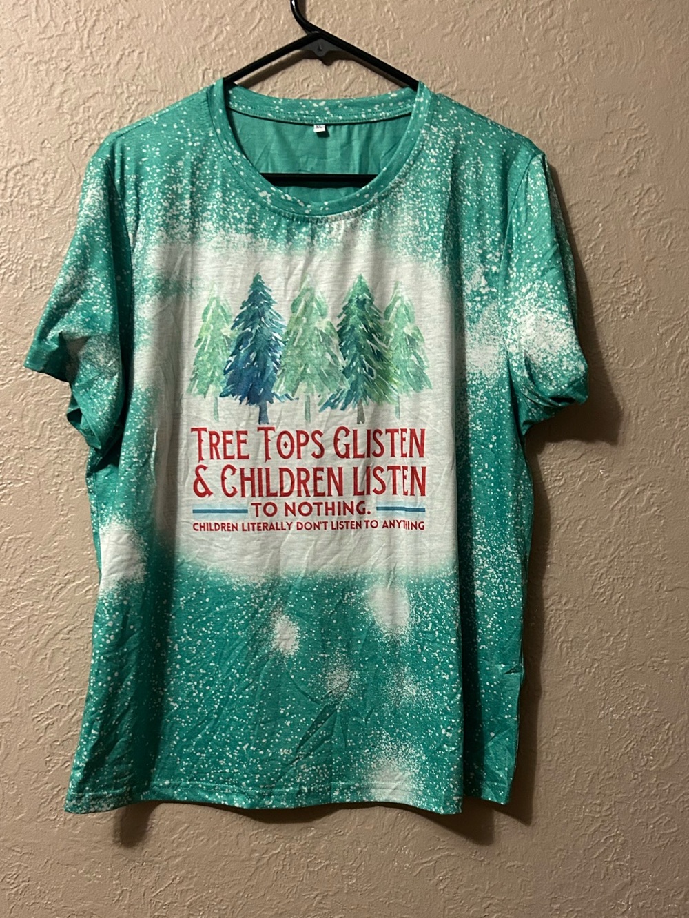 Women’s Green Holiday Tree Graphic Tee - Casual Short Sleeve